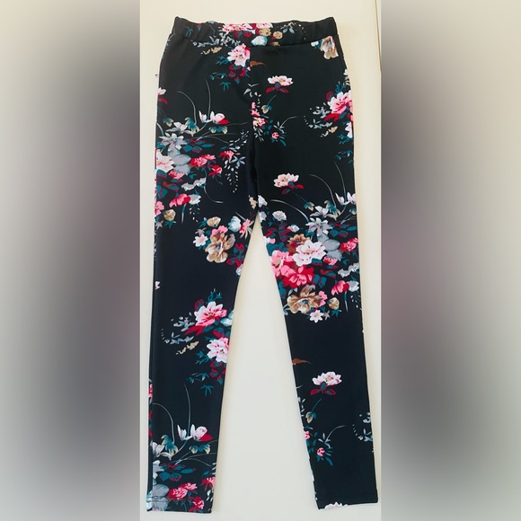 Host Pick 🔥 Maternity pants /leggings black with floral print - Picture 2 of 9